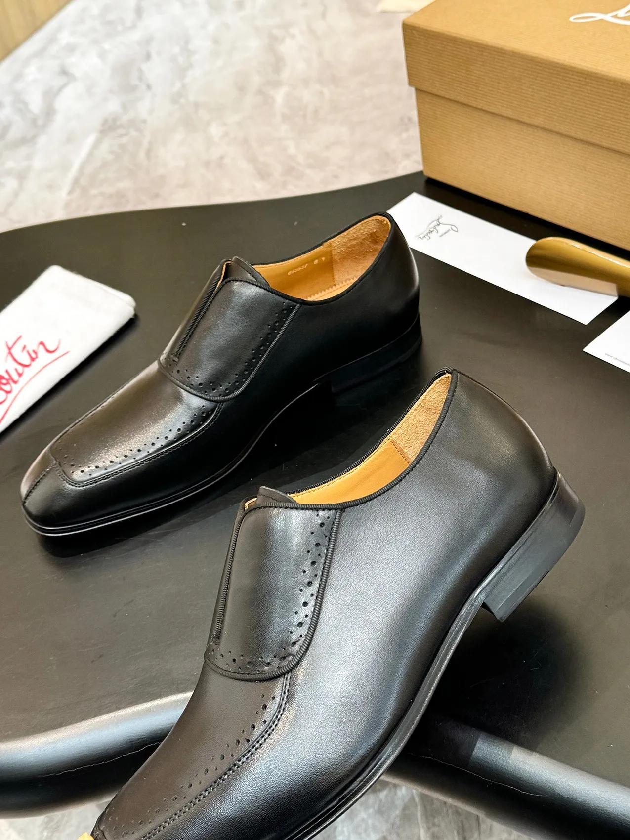 💰960 ••New real shots••CL～High-end men’s 👔Casual•loafers with red soles! ••🆑Genuine and top-quality goods from original orders ••✅💯 Purchase goods from top-quality original orders! Original imported patterned cowhide ➕Imported cowhide lining ➕Cowhide feet ➕Original leather outsole~🉑️Feel free to compare the authentic ones! Size: 39-44 (38.45.46.47 can be customized)
